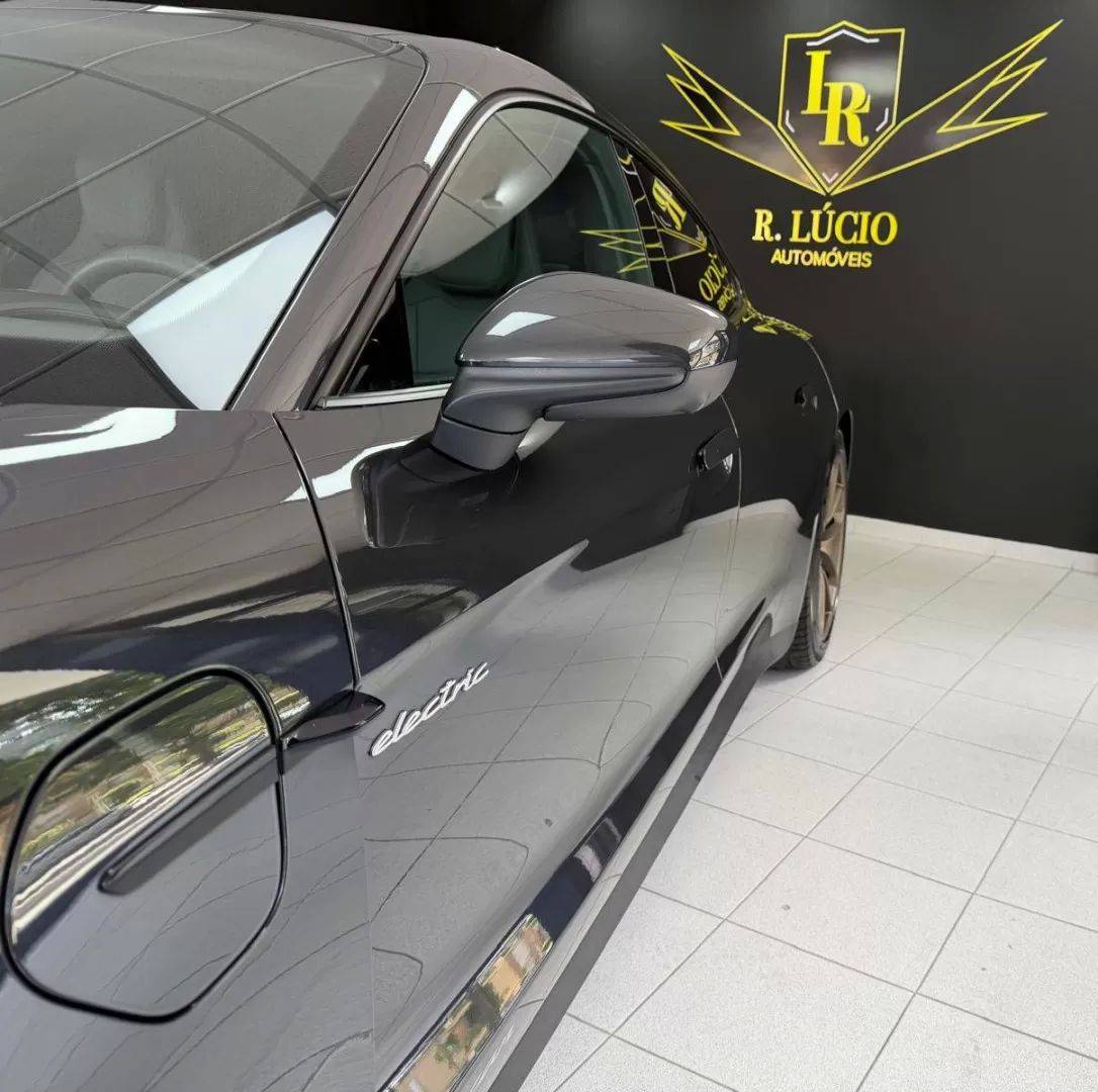 porsche-taycan-2023-eletrico-200cc