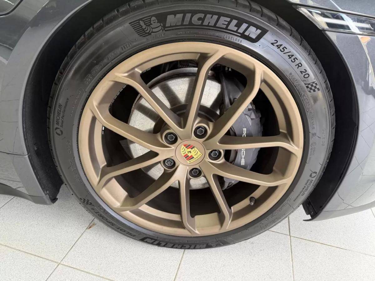 porsche-taycan-2023-eletrico-200cc