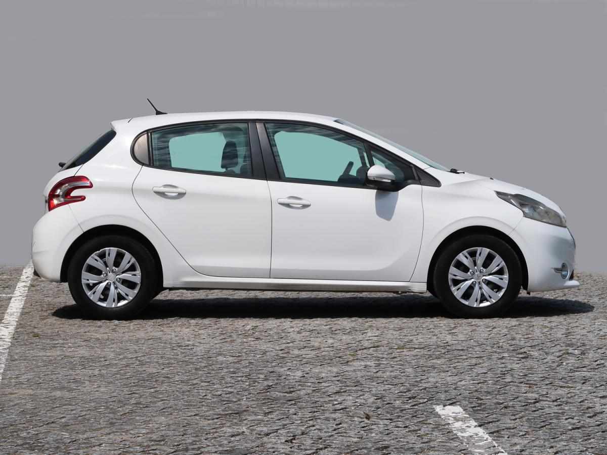 peugeot-208-1-4-hdi-2015-diesel-1398cc