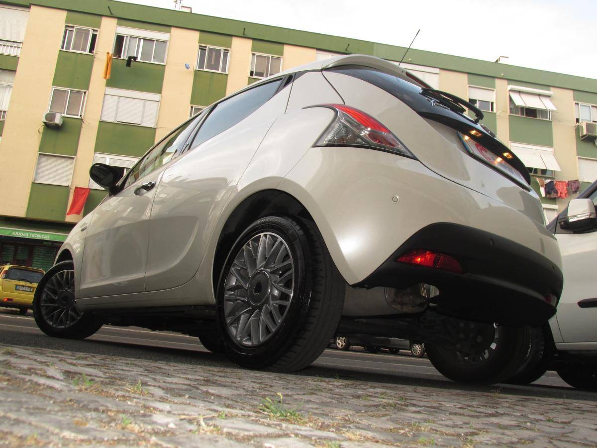 lancia-ypsilon-2011-gasolina-1242cc