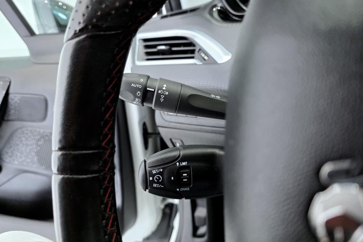 peugeot-208-2017-gasolina-1199cc
