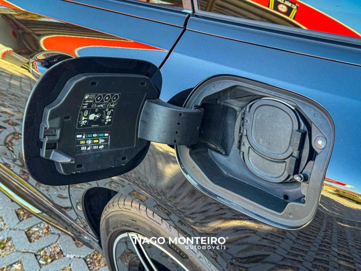 mercedes-benz-classe-c-c-300-e-2023-hibrido-a-gasolina-1999cc