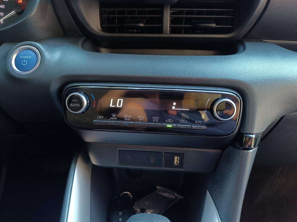 toyota-yaris-2022-hibrido-a-gasolina-1490cc