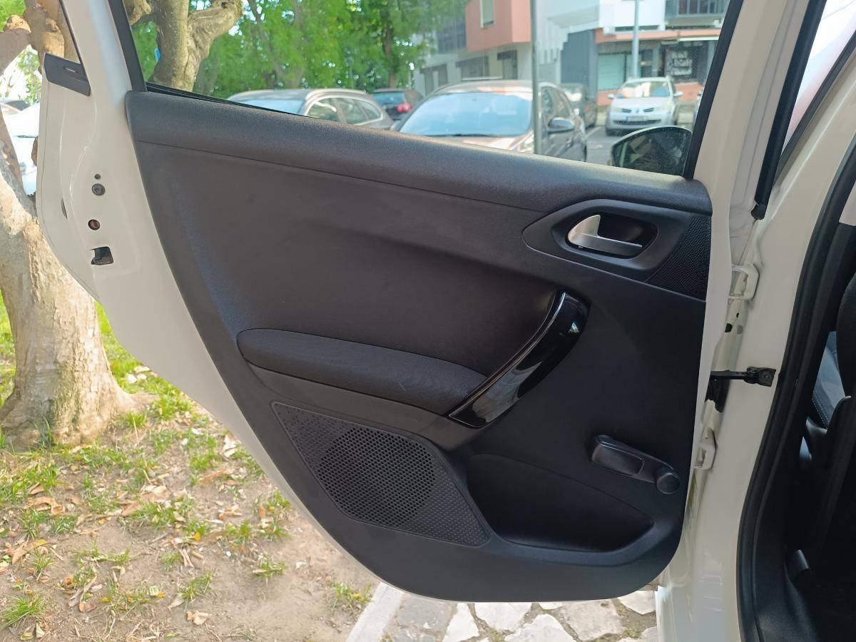 peugeot-208-2015-gasolina-1199cc