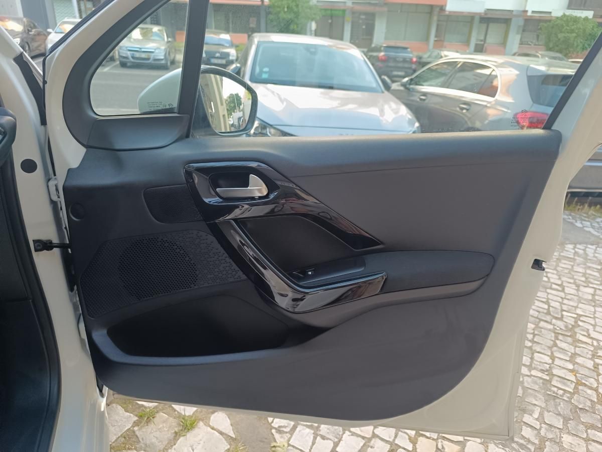 peugeot-208-2015-gasolina-1199cc