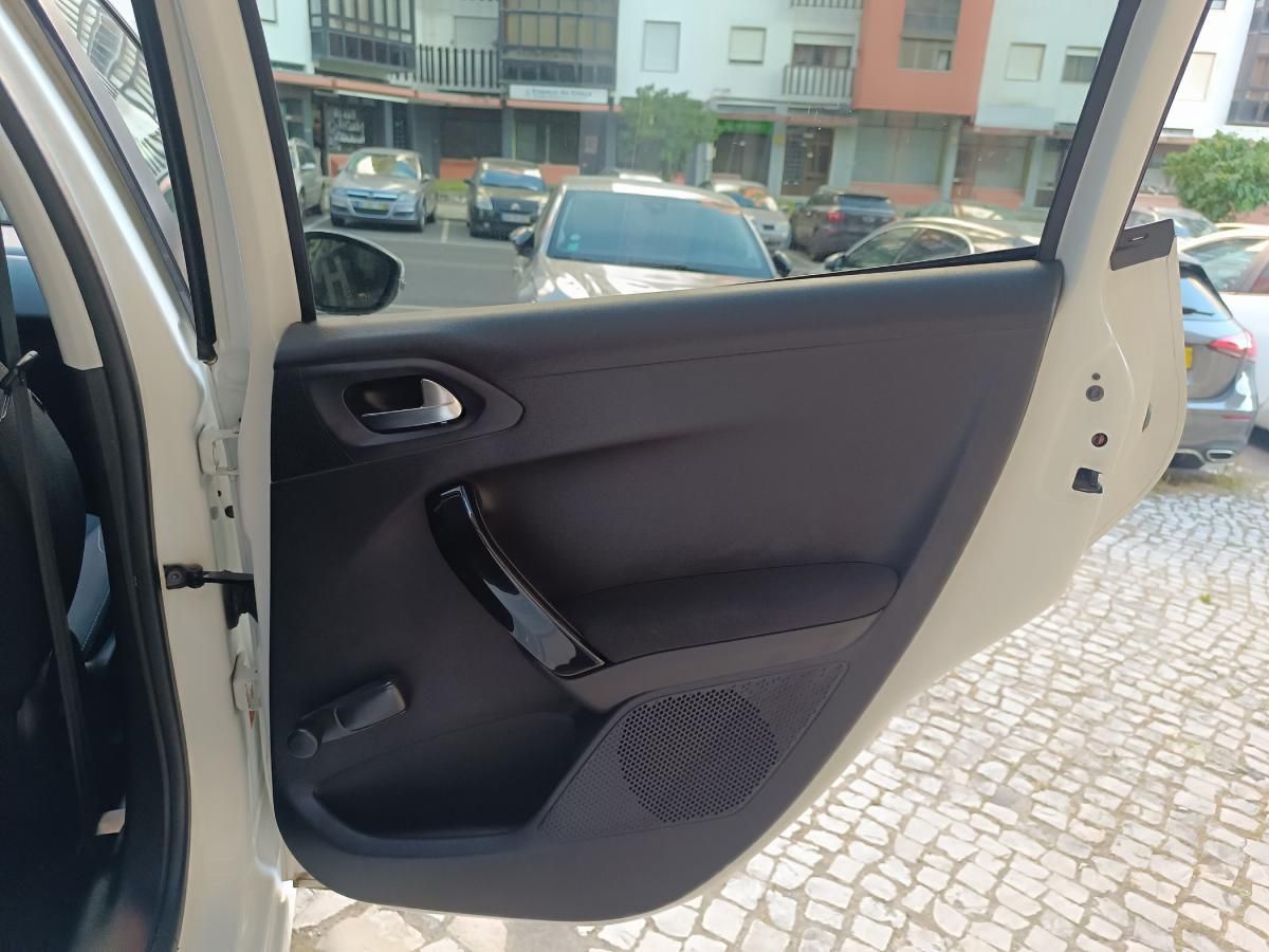 peugeot-208-2015-gasolina-1199cc