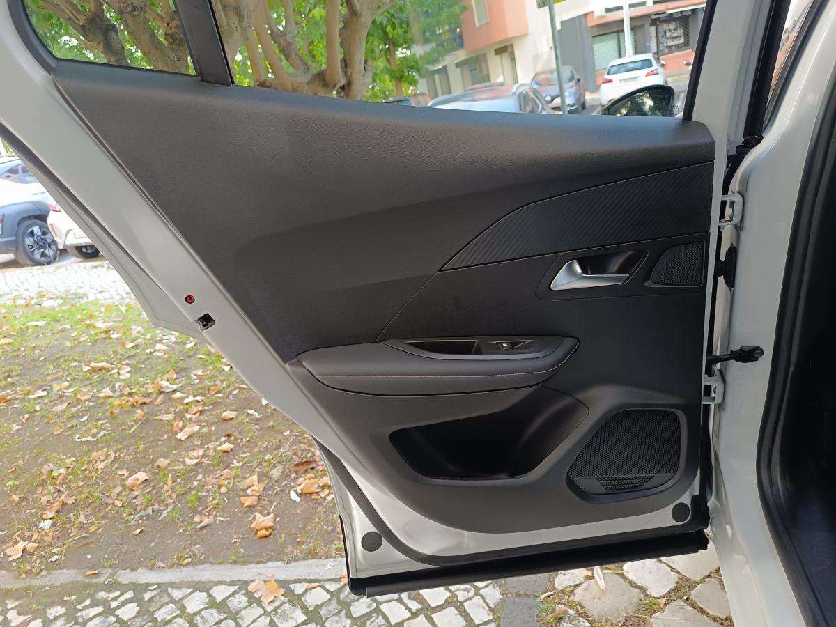 peugeot-2008-2023-gasolina-1199cc