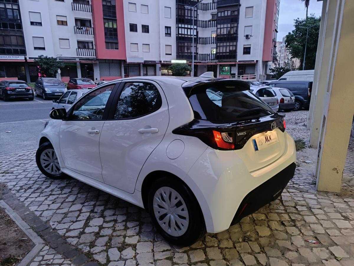 toyota-yaris-2022-hibrido-a-gasolina-1490cc