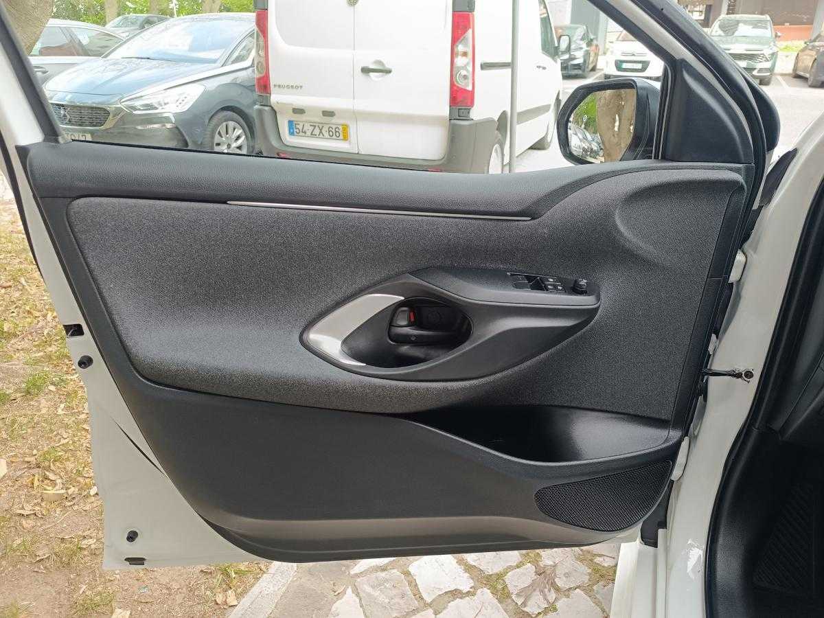toyota-yaris-2022-hibrido-a-gasolina-1490cc