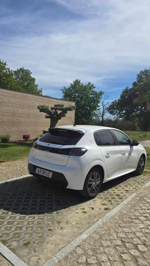 peugeot-208-1-5-102cv-2022-diesel-1499cc