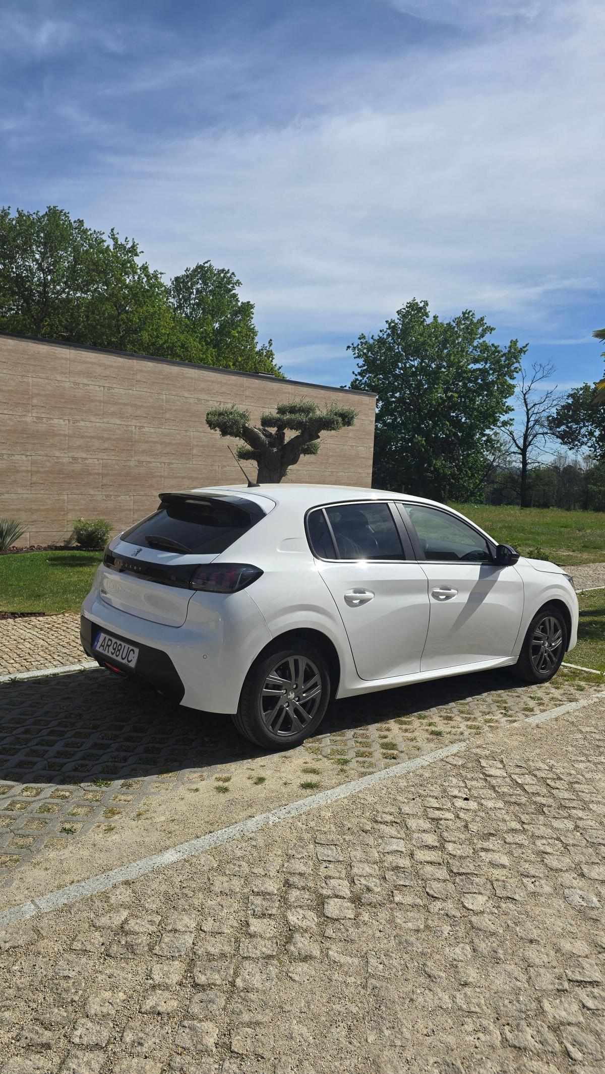 peugeot-208-1-5-102cv-2022-diesel-1499cc