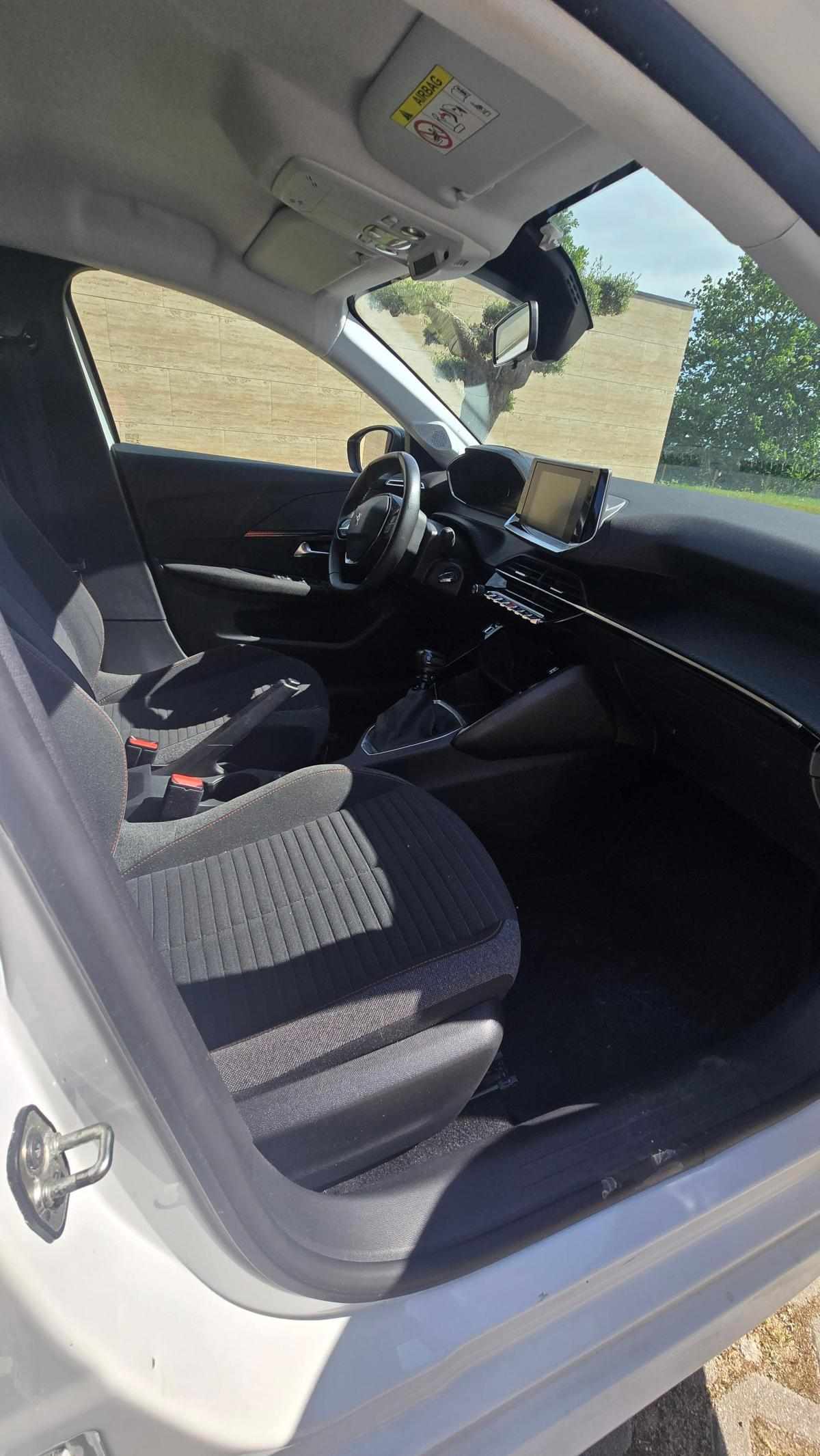 peugeot-208-1-5-102cv-2022-diesel-1499cc
