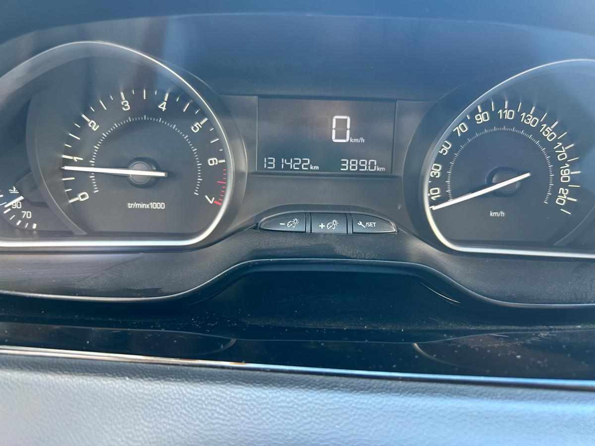 peugeot-208-1-2-vti-2015-gasolina-1199cc