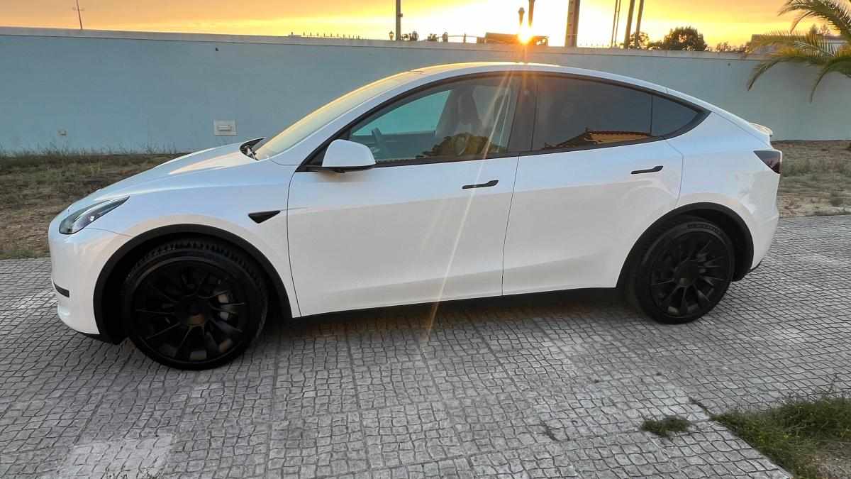 tesla-model-y-standard-range-rwd-2022-eletrico