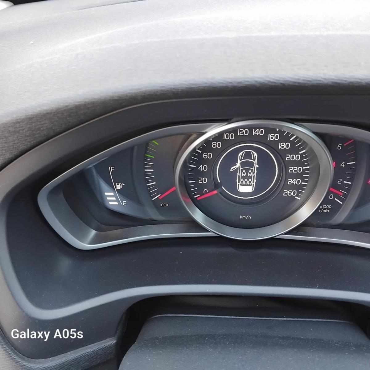 volvo-v40-1-6-d2-2014-diesel-1560cc