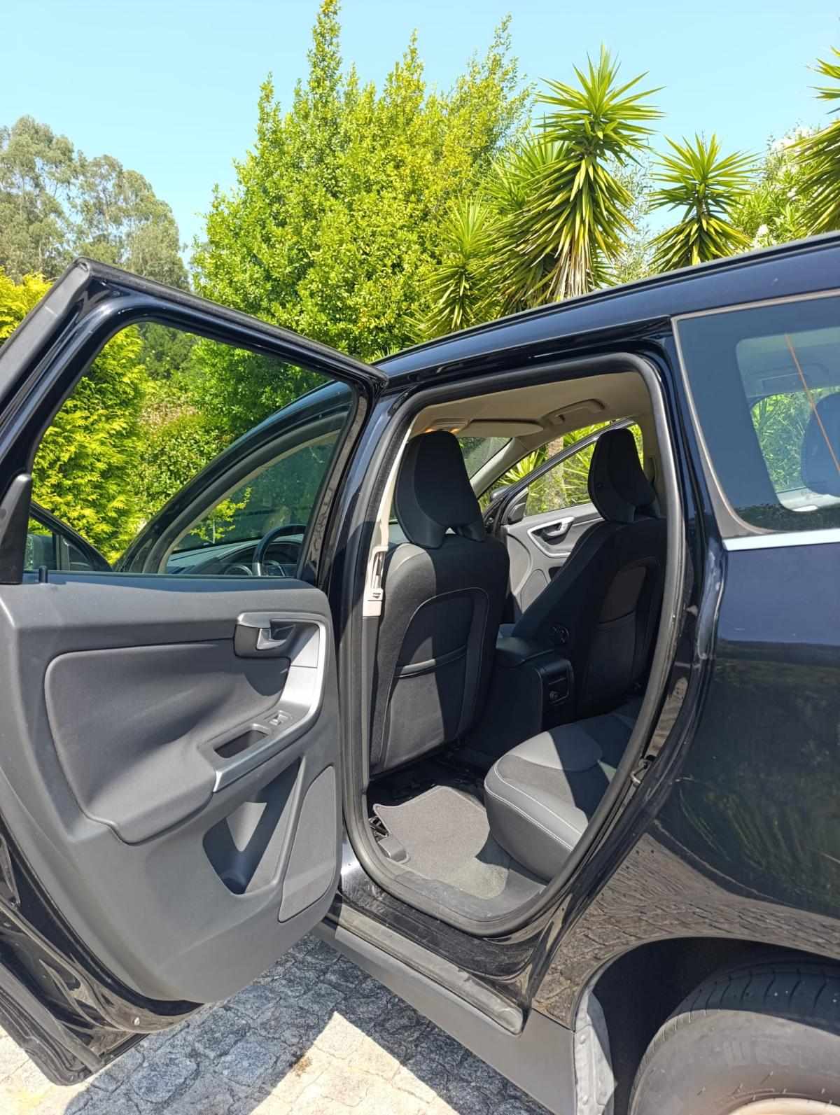 volvo-xc60-2-4d-awd-2010-diesel-2401cc