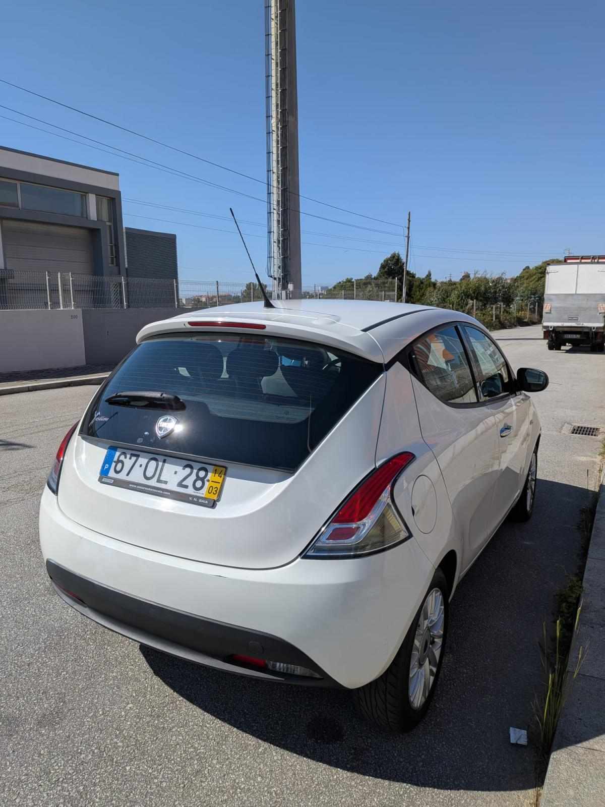 lancia-ypsilon-1-2-69cv-2014-gasolina-1242cc