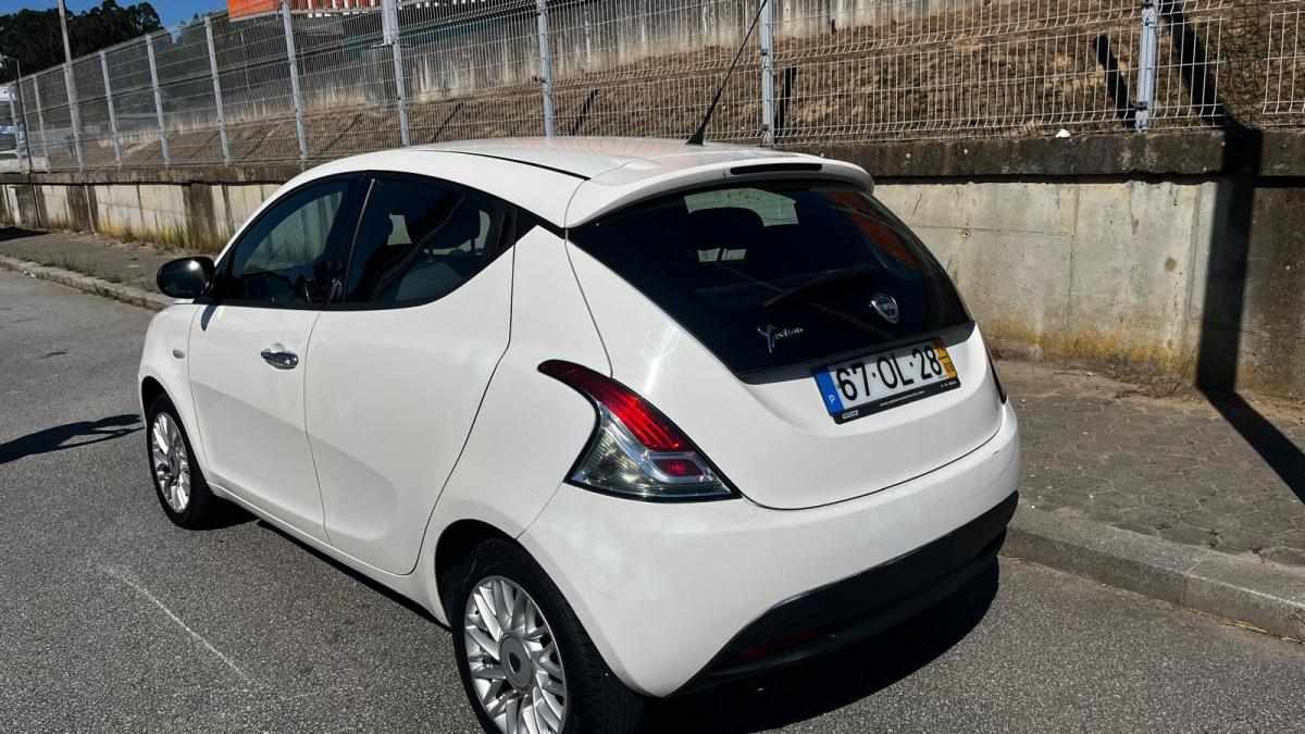 lancia-ypsilon-1-2-69cv-2014-gasolina-1242cc