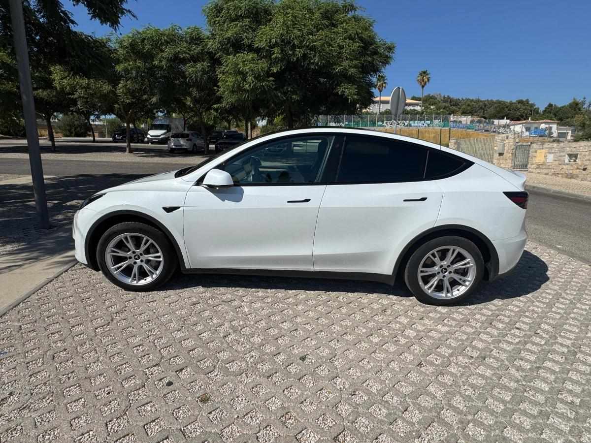tesla-model-y-standard-range-rwd-2023-eletrico