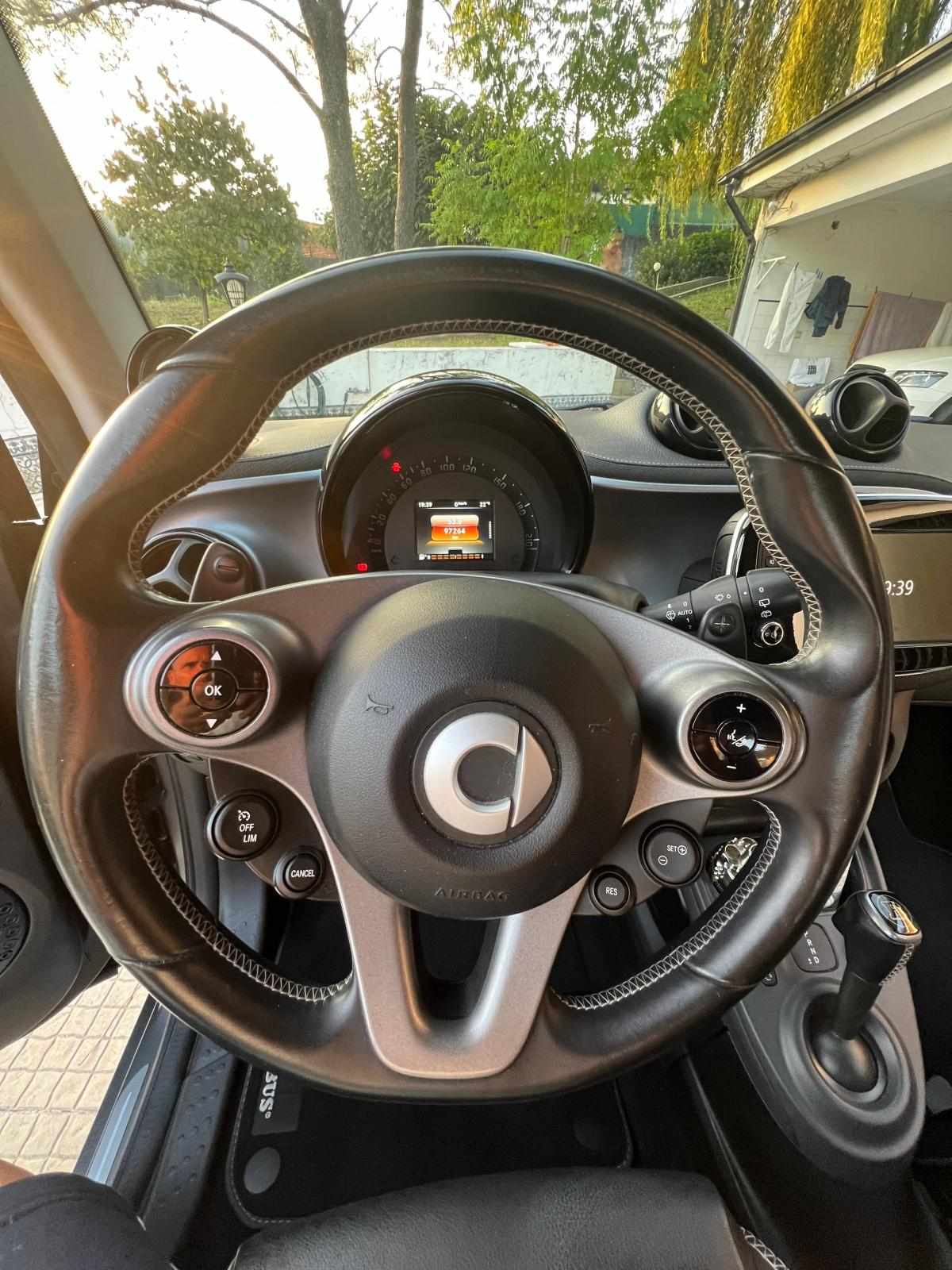 smart-fortwo-0-9-brabus-2017-gasolina-898cc