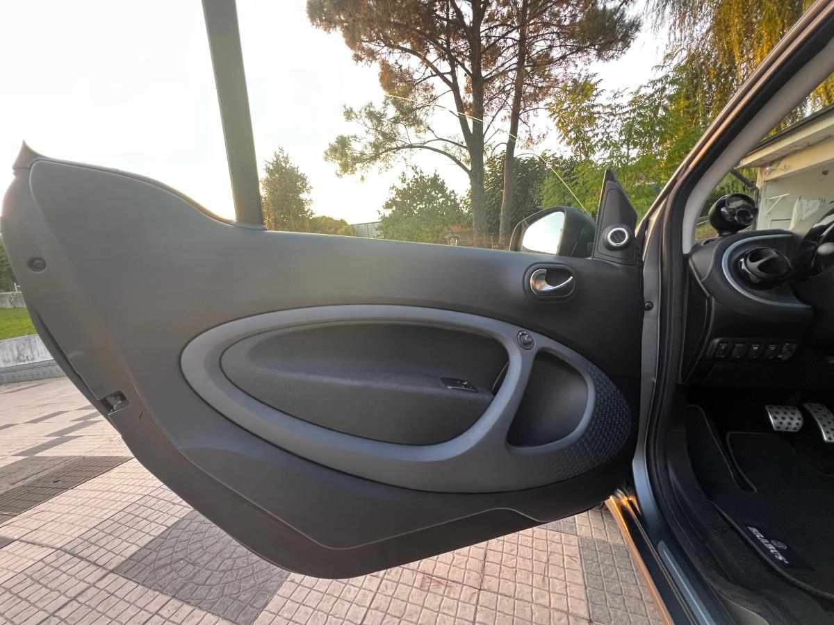 smart-fortwo-0-9-brabus-2017-gasolina-898cc