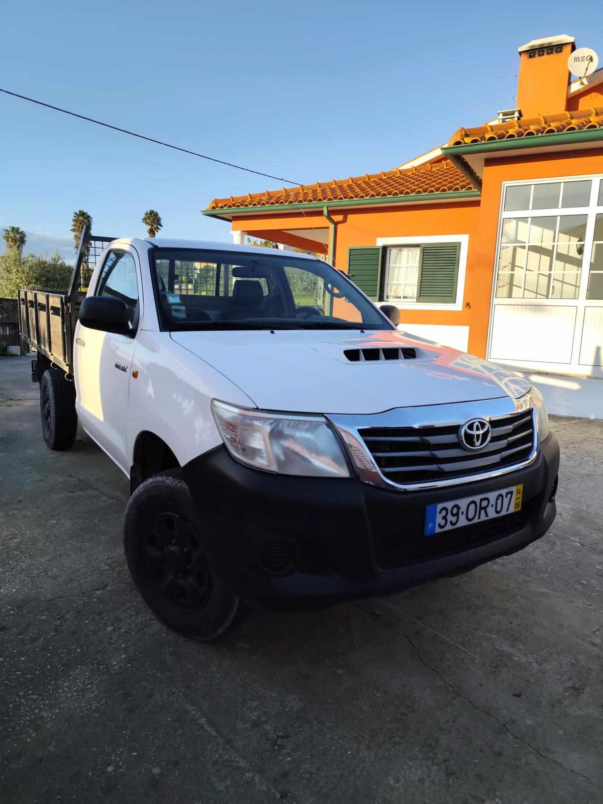 toyota-hilux-2-5-4wd-2014-diesel-2494cc