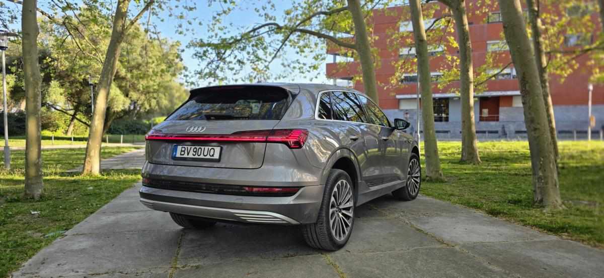 audi-e-tron-55-quattro-2022-eletrico