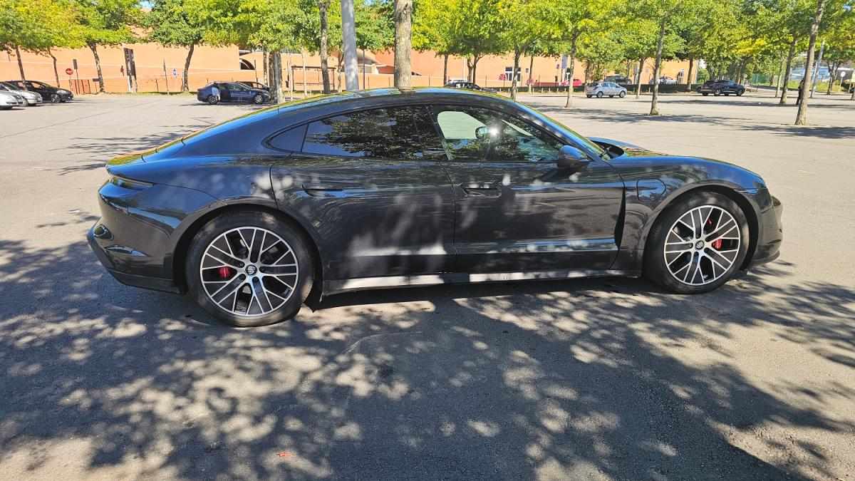porsche-taycan-4-2021-eletrico