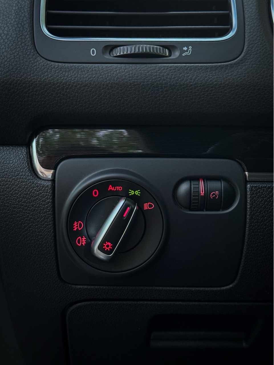 volkswagen-golf-2-0-tdi-2010-diesel-1968cc