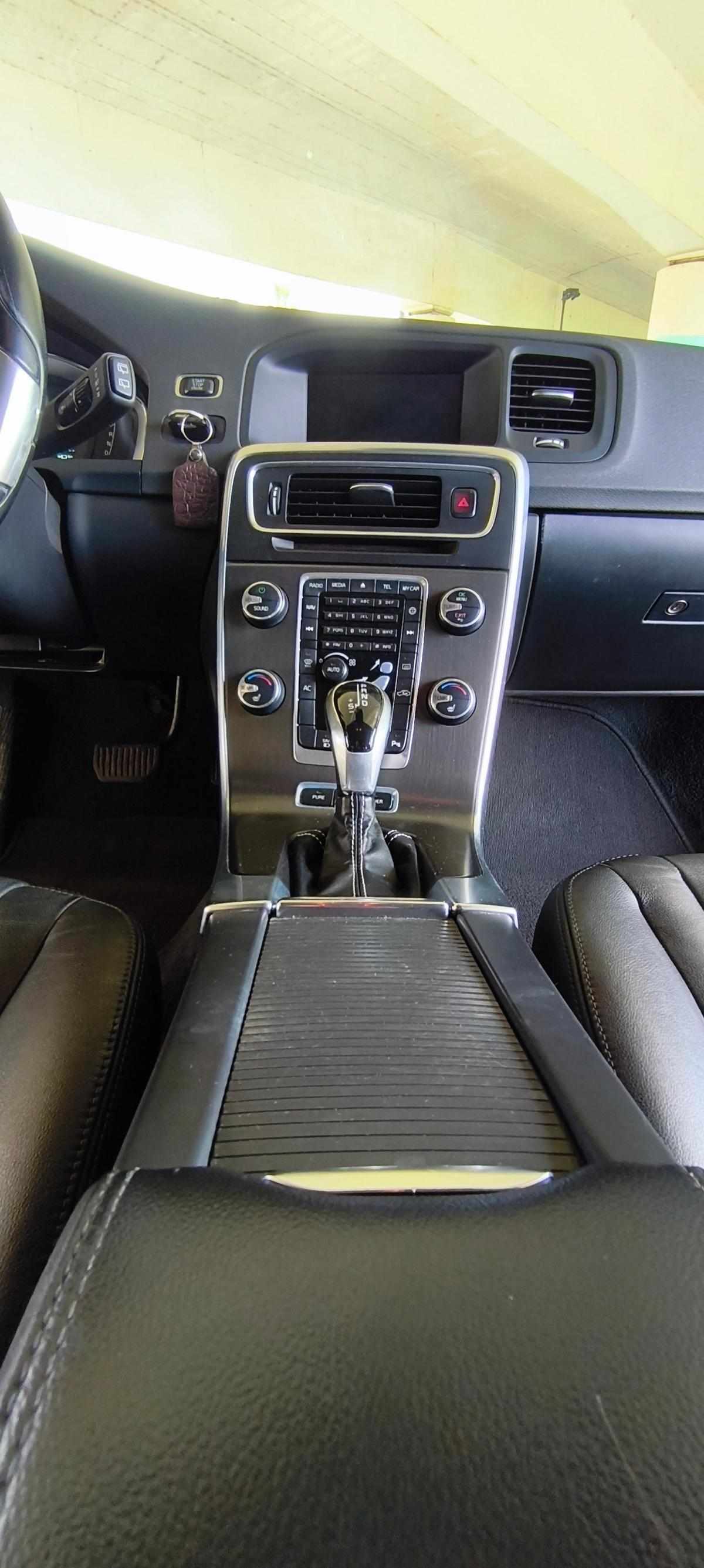 volvo-v60-d6-plug-in-hybrid-awd-2-4-2014-diesel-2400cc