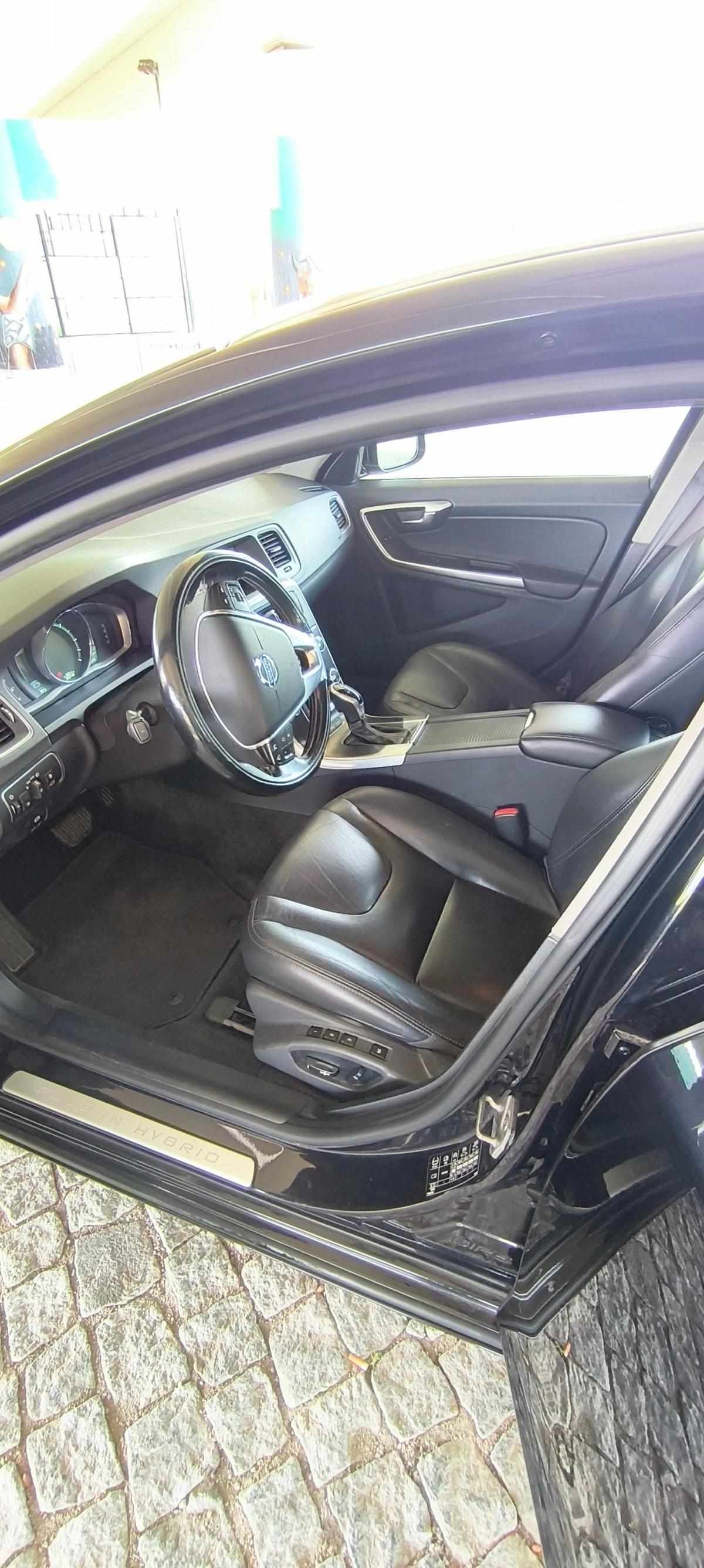 volvo-v60-d6-plug-in-hybrid-awd-2-4-2014-diesel-2400cc