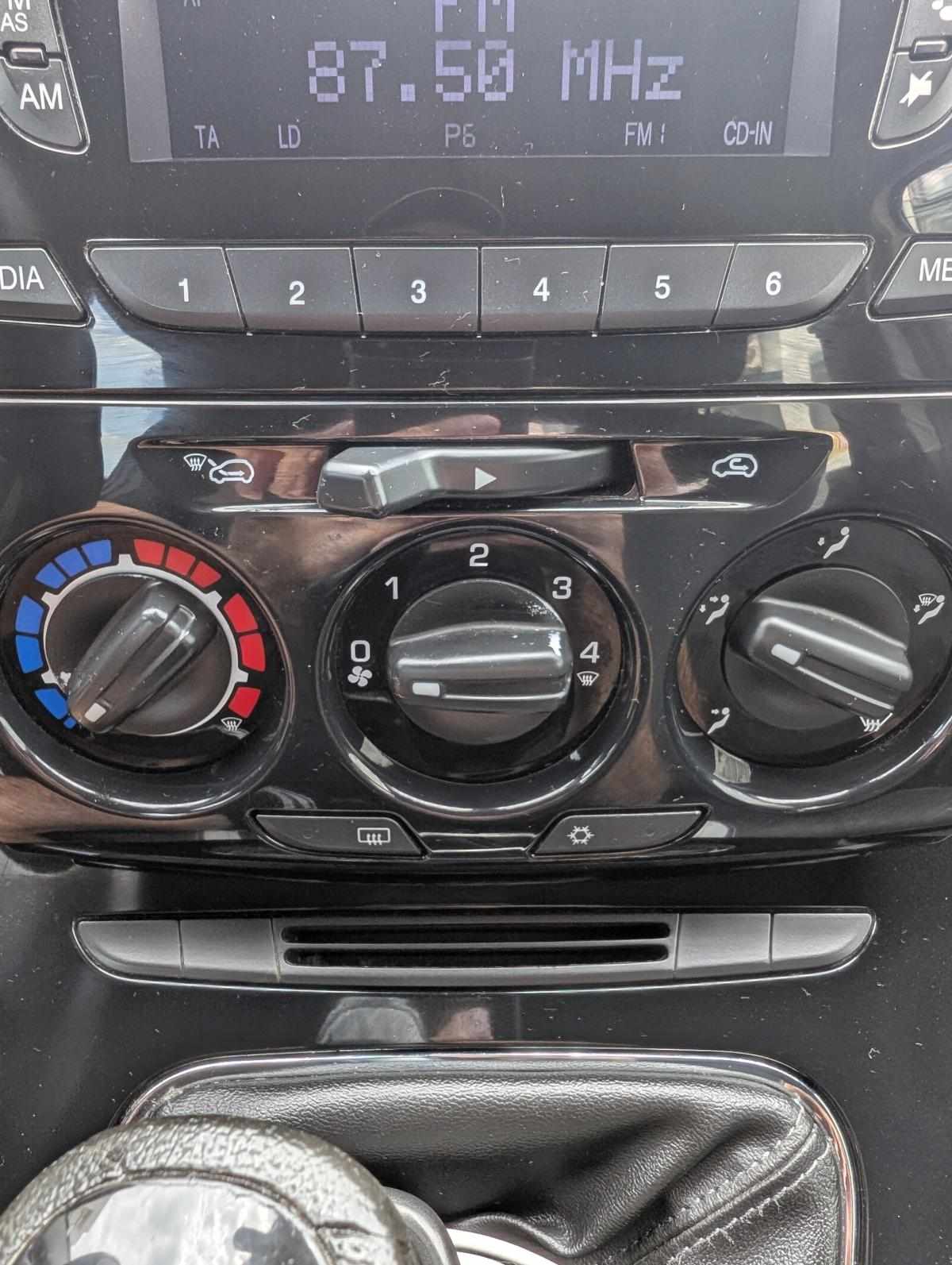 lancia-ypsilon-1-2-69cv-2015-gasolina-1242cc
