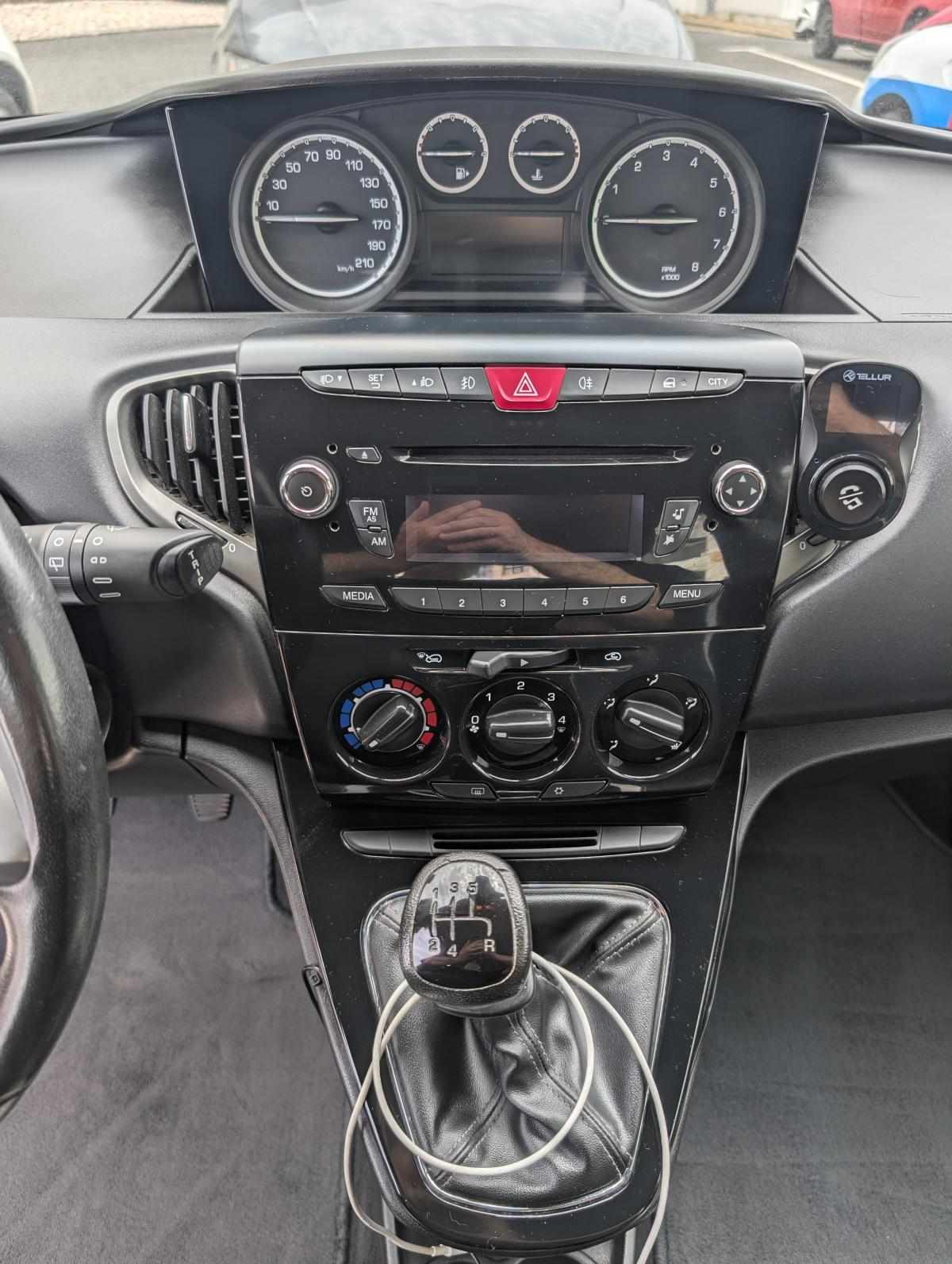 lancia-ypsilon-1-2-69cv-2015-gasolina-1242cc