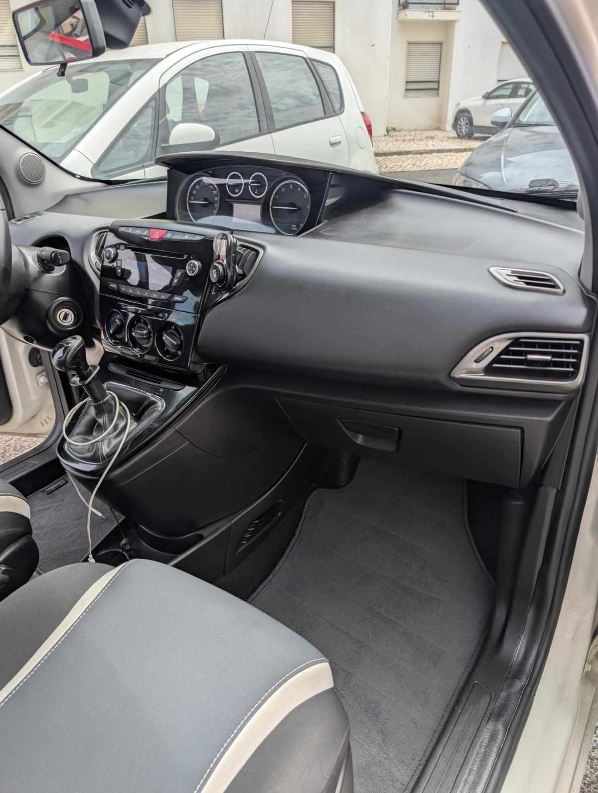 lancia-ypsilon-1-2-69cv-2015-gasolina-1242cc