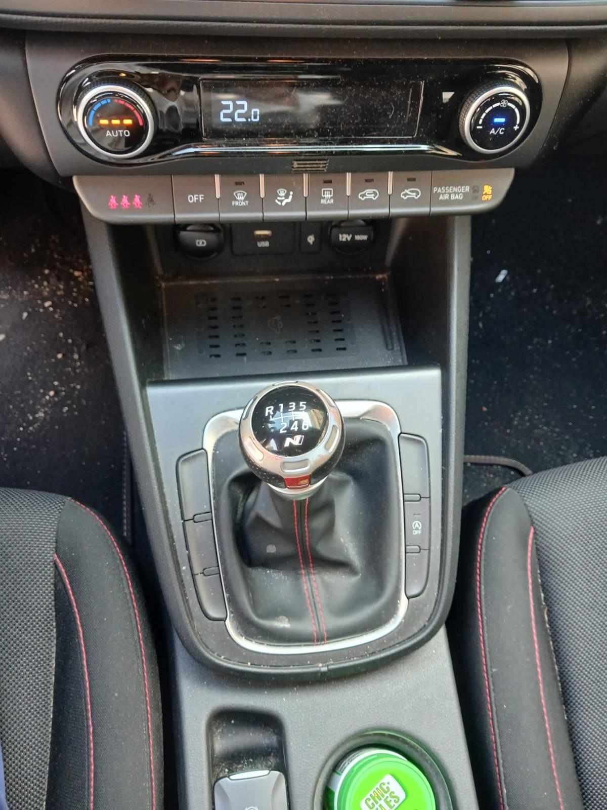 hyundai-kauai-1-0t-2023-gasolina-998cc