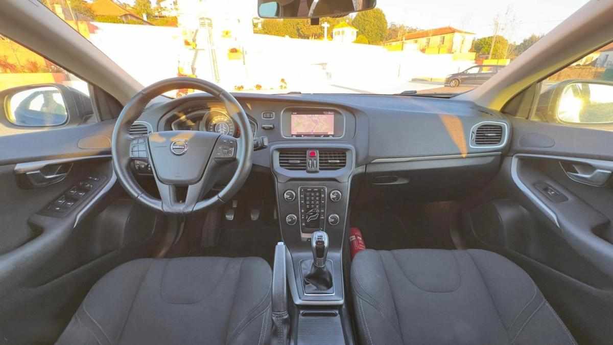 volvo-v40-d2-2018-diesel-1969cc