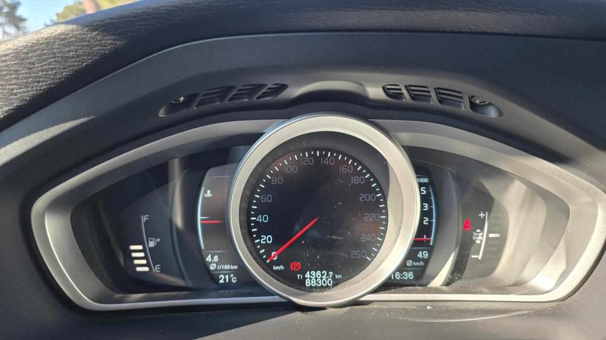 volvo-v40-1-6-d2-2015-diesel-1560cc